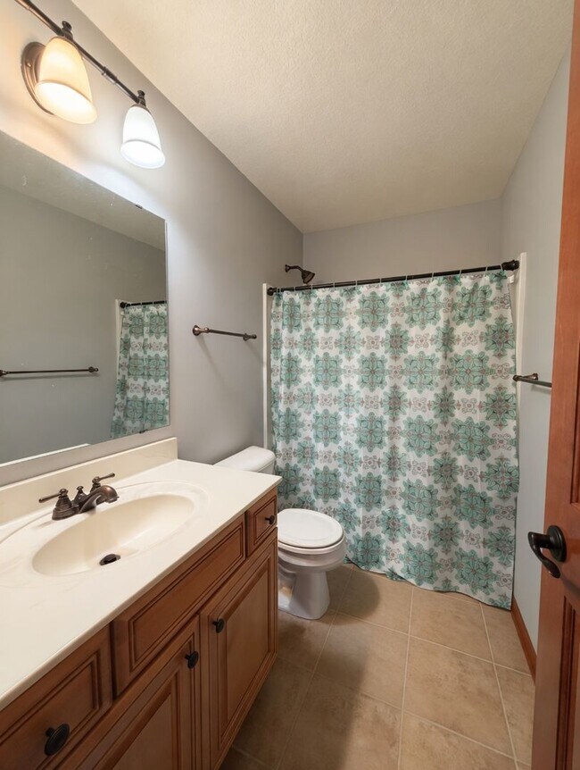 Building Photo - Rare executive rental in chanhassen! 5 beds no upgrade left behind!!!