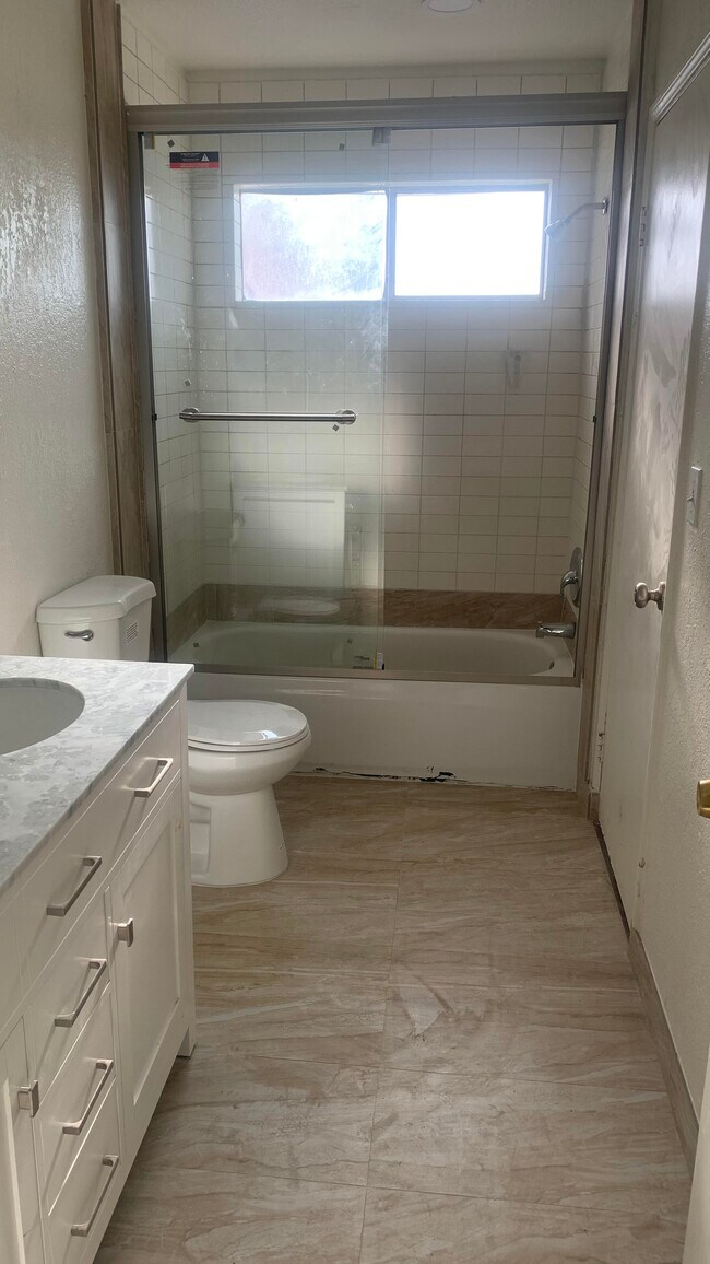 downstairs bathroom - 1649 Sheridan Cir