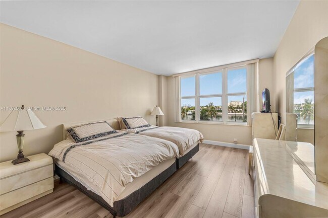 Building Photo - 4747 Collins Ave