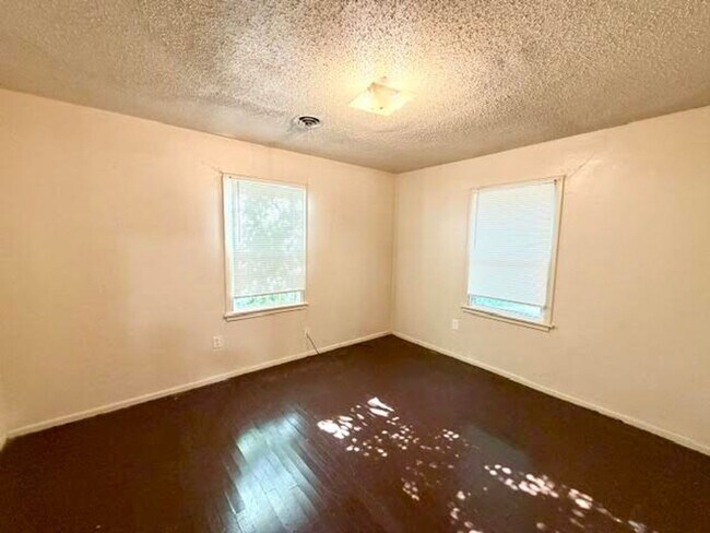 Building Photo - 122 Meadowbrook St