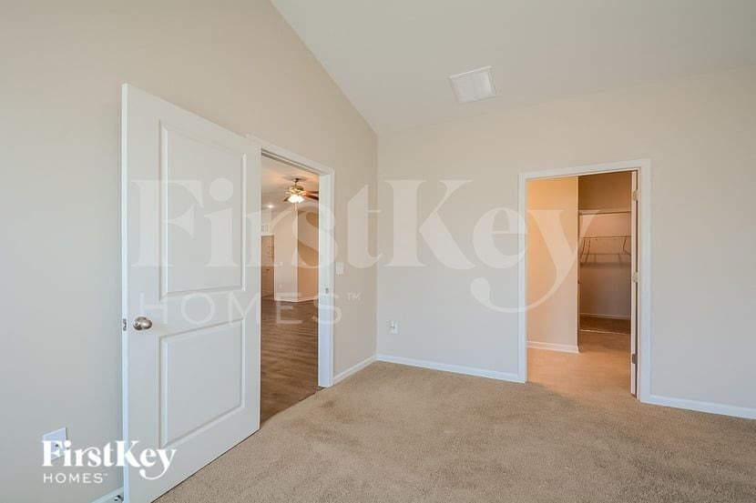 Building Photo - 302 N Great White Way