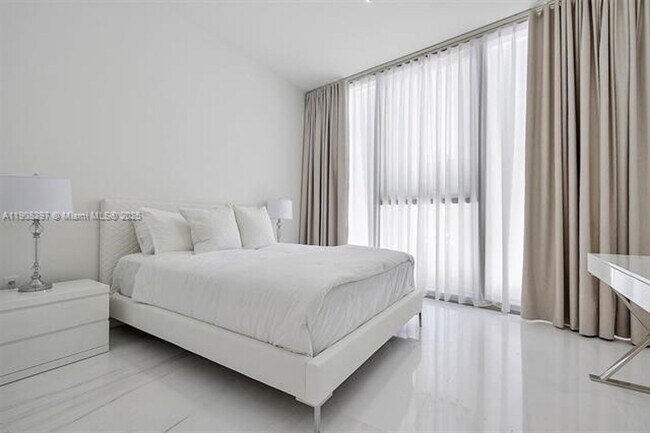 Building Photo - 300 Biscayne Blvd Way