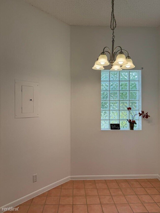 Building Photo - 3 br, 2 bath House - 5438 Verona Dr Apt I