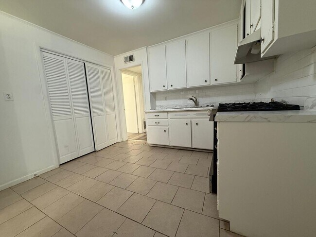 Building Photo - FOR RENT – AVAILABLE NOW