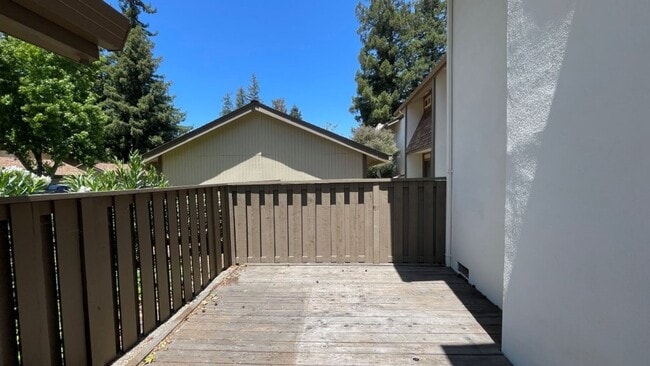 Building Photo - Walnut Creek! Highly desirable Countrywood...