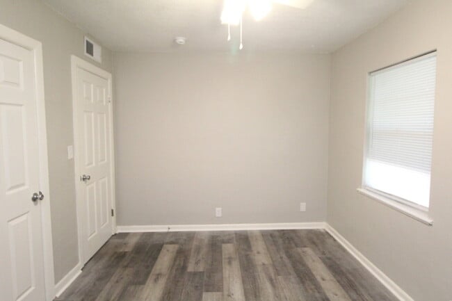 Building Photo - Move-In Ready 3-Bed Home with New Flooring...