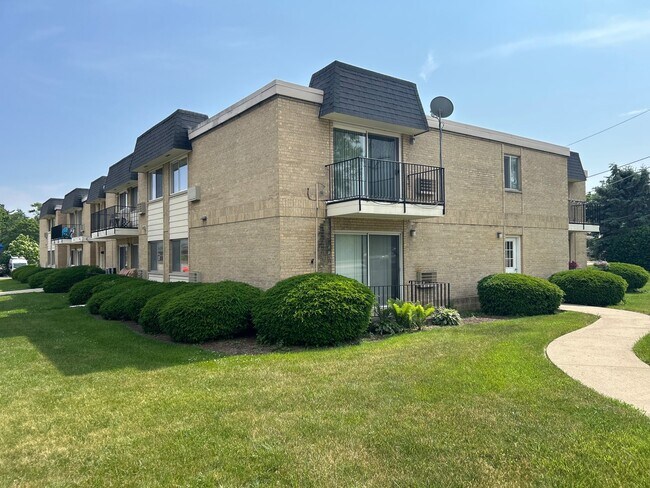 Building Photo - 1440 N Evergreen Ave