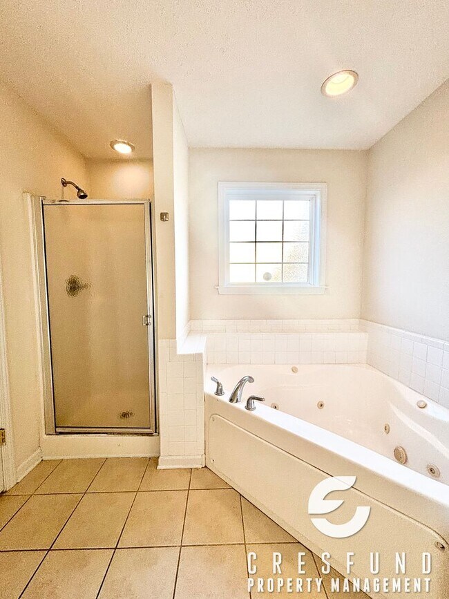 Building Photo - 2 Bed, 2 Bath - BRAND NEW CARPET!!! READY FOR MOVE IN TODAY!