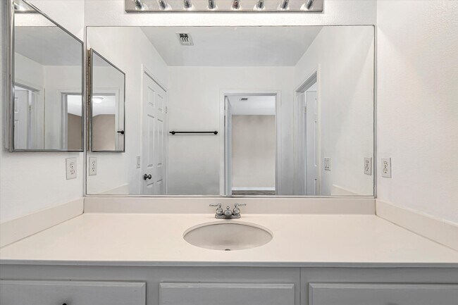 Building Photo - 18014 Flynn Dr