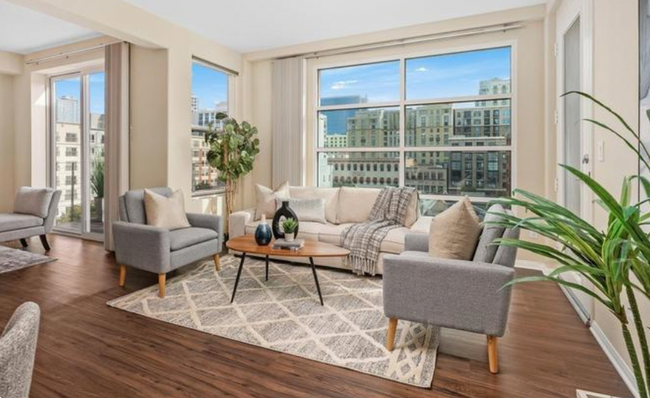 Building Photo - Fantastic Penthouse Unit Downtown Marina D...