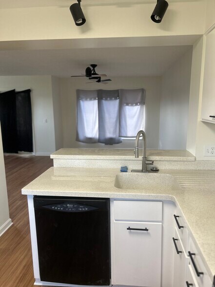 Building Photo - 694 Broadway