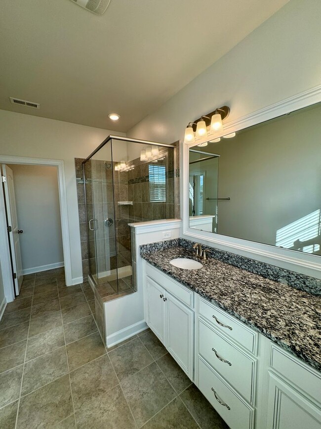 Building Photo - Beautiful 3BR/3.5BA Townhome in Rea Farms