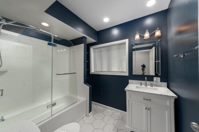 Building Photo - 270 S Center St