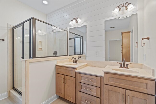 Building Photo - 12123 Brooks River Dr