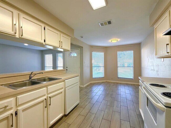 Building Photo - 209 E Noton St