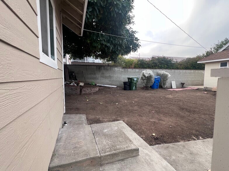 Building Photo - 1367 W 12th St