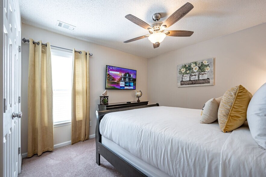 Building Photo - 206 Persimmon Tr