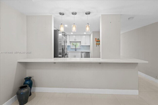 Building Photo - 811 S Hollybrook Dr