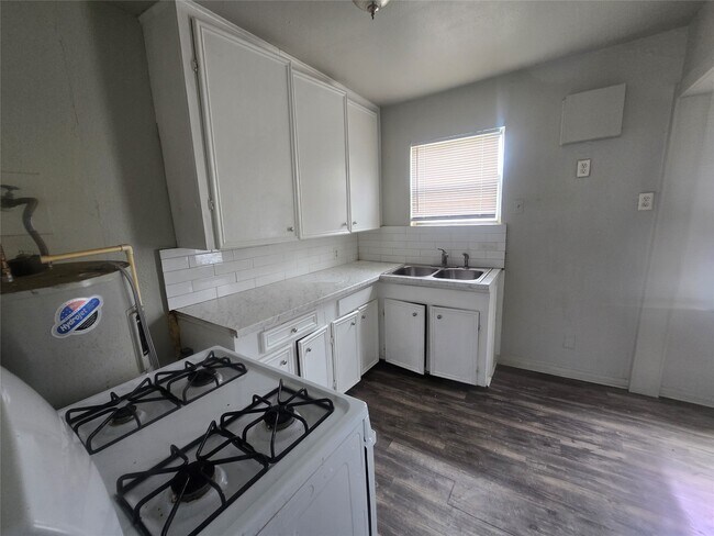 Building Photo - 1133 5th Ave N