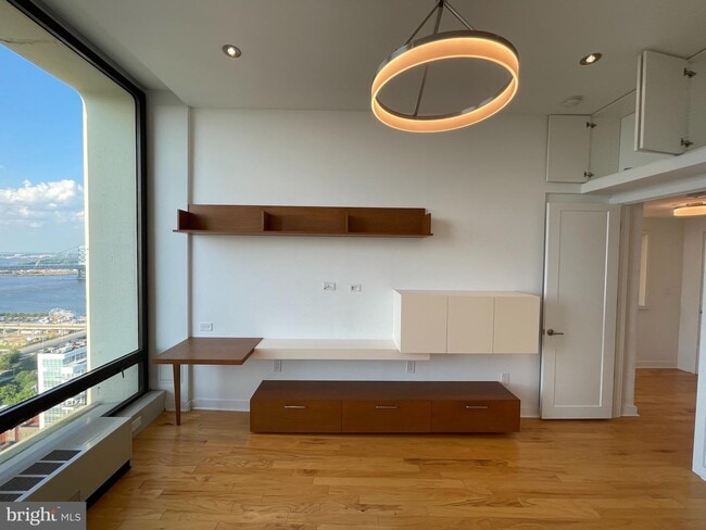 Building Photo - 285 St James Pl