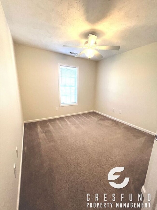 Building Photo - COZY AND CONVENIENT MINUTES FROM FT. BRAGG!