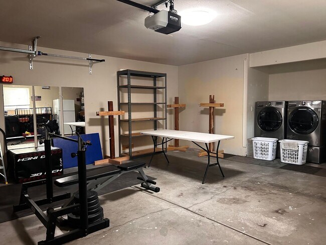 Building Photo - Fully Furnished 3 Bedroom Home w/ Covered ...