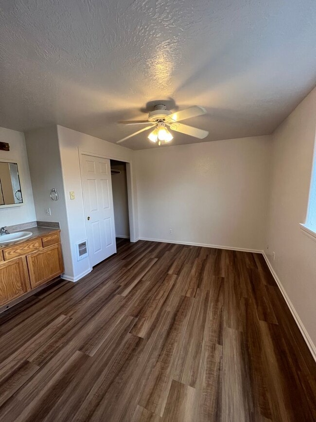 Building Photo - 1-bedroom 1-Bathroom Duplex