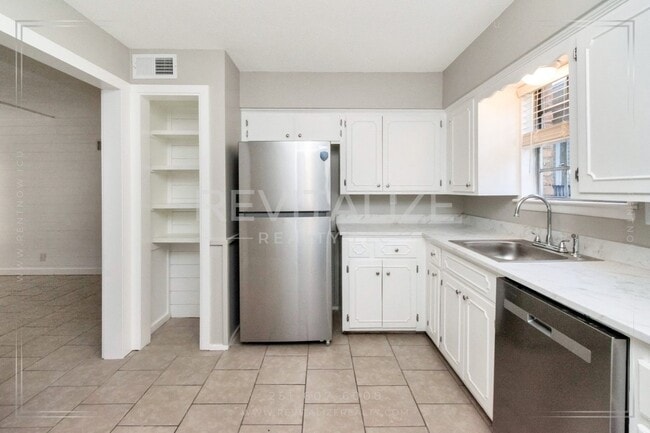 Building Photo - Charming 2/1.5 Apartment in Midtown!