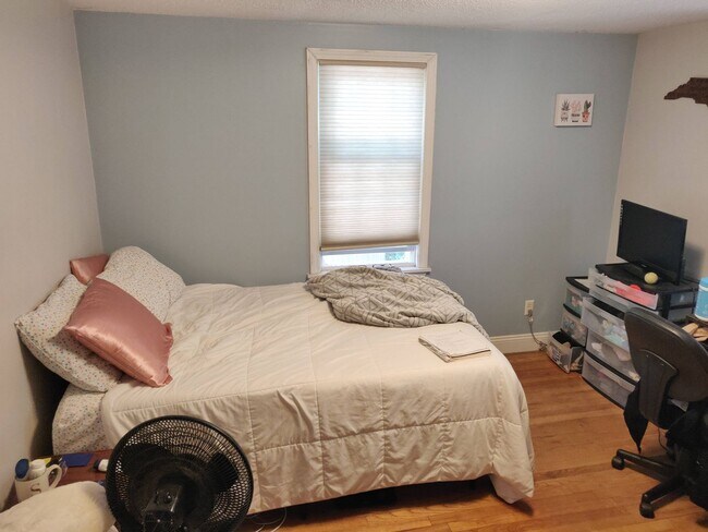 Building Photo - 4-Bedroom Home for Rent in the Heart of Si...