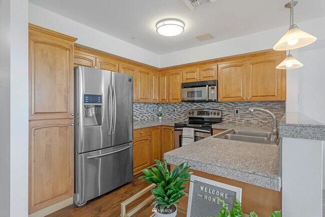 Building Photo - Stunning 11th-Floor Condo with Breathtaking Views | Secure Building & Central AC