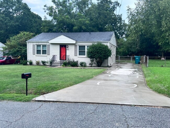 Building Photo - Pineview Drive