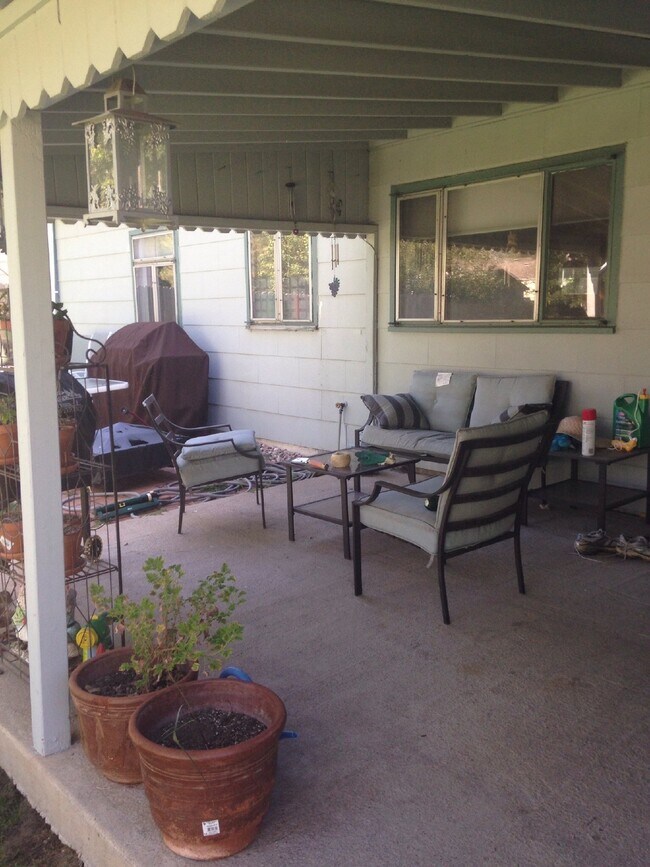 Building Photo - 2BR/1BA in University Hills with Huge Yard...