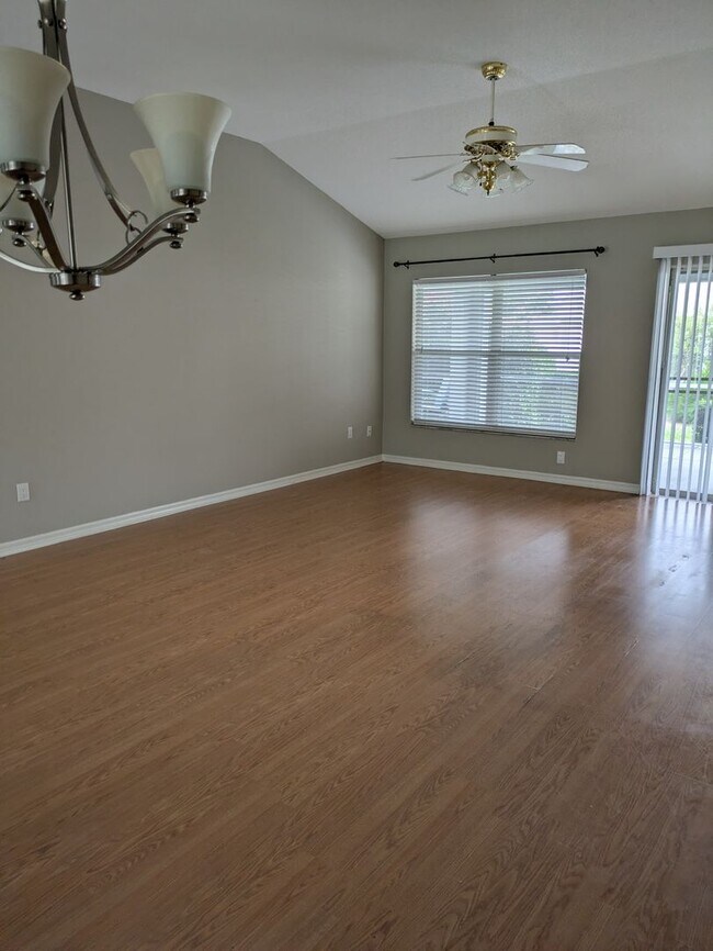 Building Photo - 866 Oak Forest Dr