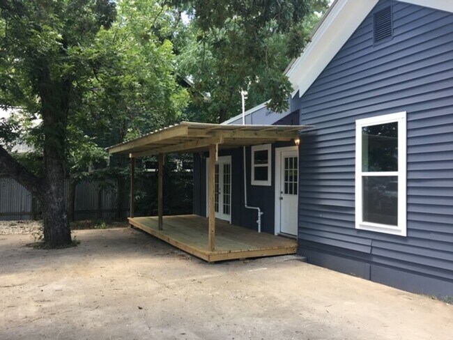 Building Photo - Charming East Austin Gem