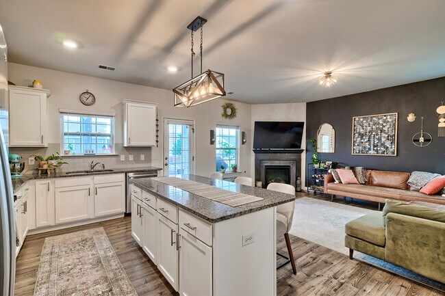 Building Photo - 310 Tulip Way