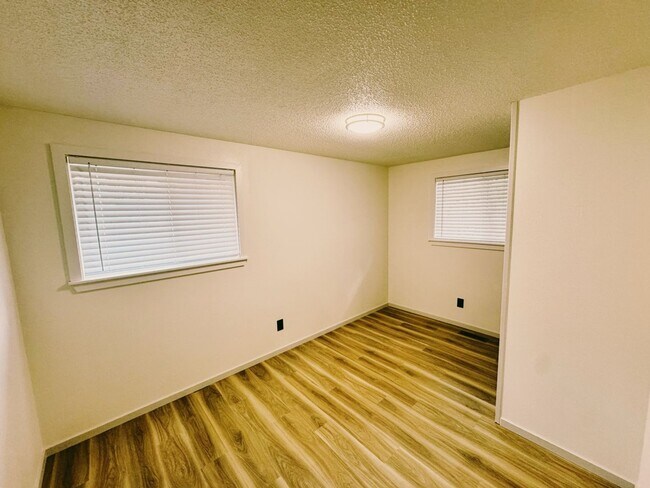 Building Photo - Gorgeous 5-Bed, 2-Bath Two Story Home in T...