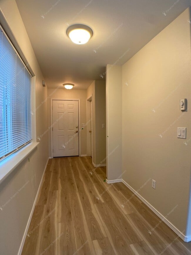 Building Photo - Bright 3 BR - 3 BA Townhouse in Redmond