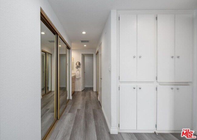Building Photo - 321 S San Vicente Blvd