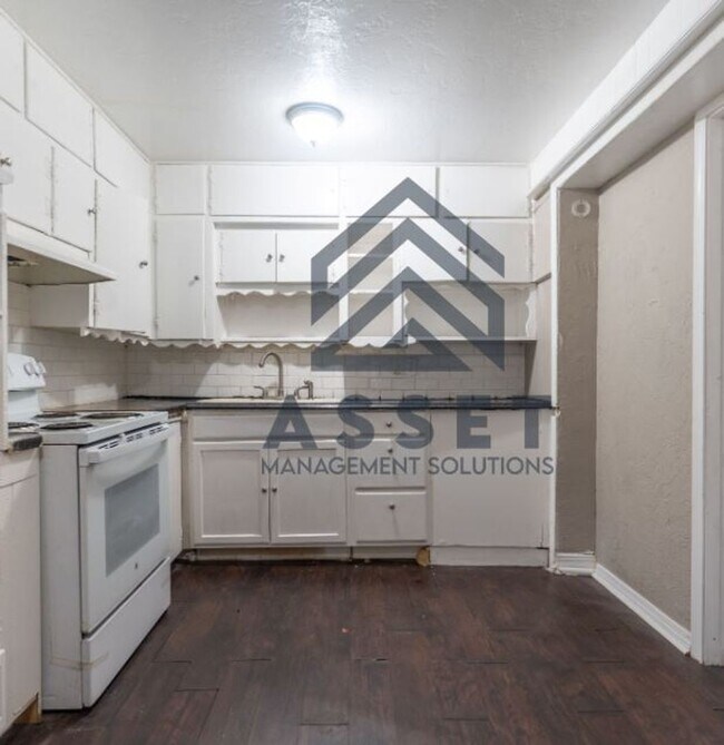 Building Photo - 316 E Harmon Dr