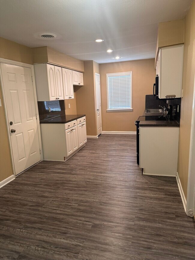 Building Photo - 5830 Effingham Dr