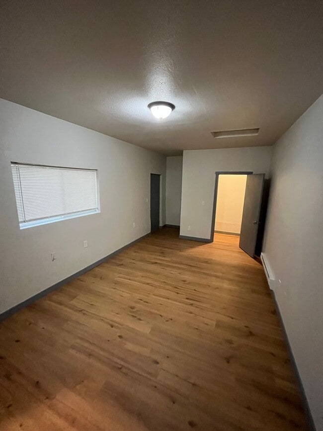 Building Photo - 403