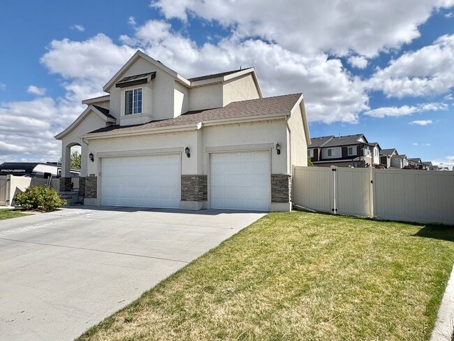 Building Photo - 3 Bed, 2.5 Bath Lakeview Home (Upper Unit) with Private Yard in Quiet Neighborhood!
