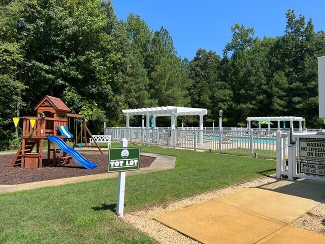 Building Photo - Available Now! 2nd Story, 3 Bed, 2.5 Bath ...