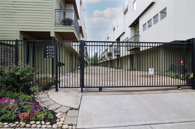 Primary Photo - 4702 Austin St