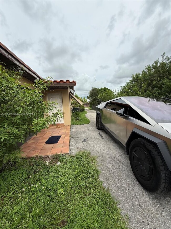 Building Photo - 5133 SW 43rd Terrace