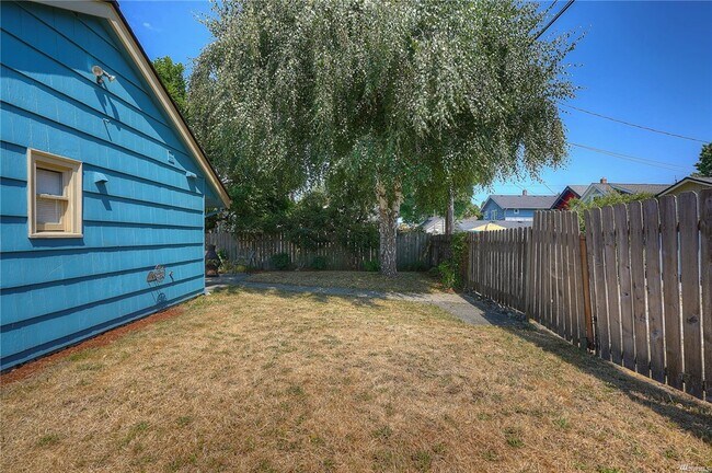 Backyard: Shared - 1215 N Anderson St