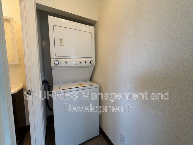 Building Photo - 138 N Klevin St