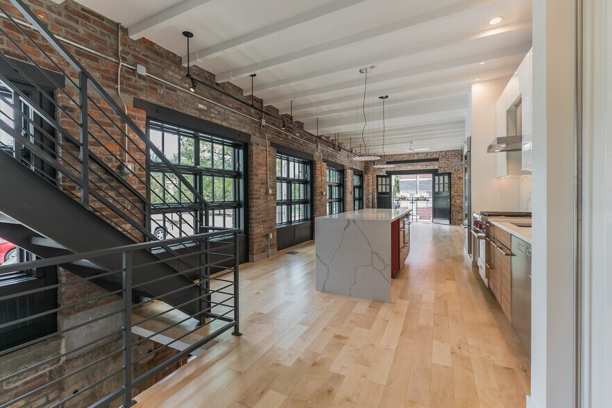 Building Photo - 318 N Lawrence St