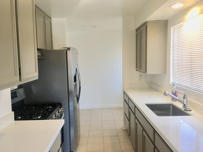 Building Photo - Brand New Spacious Oakland Hills home