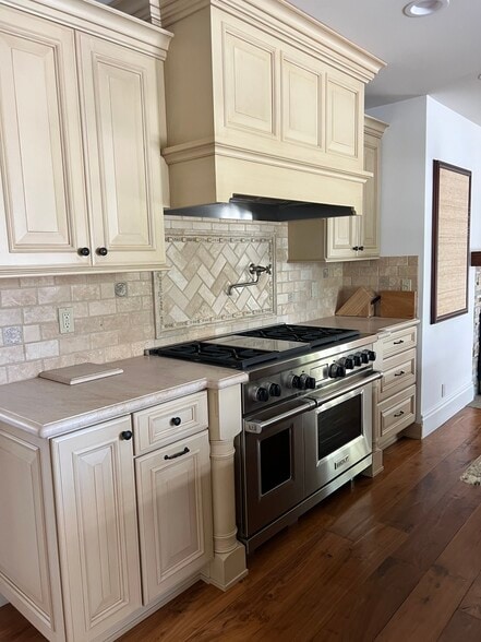 Wolf range - double oven and griddle - 4703 Ferncreek Dr